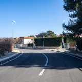 La vicina via Berlinguer � popolata invece prevalentemente da villini